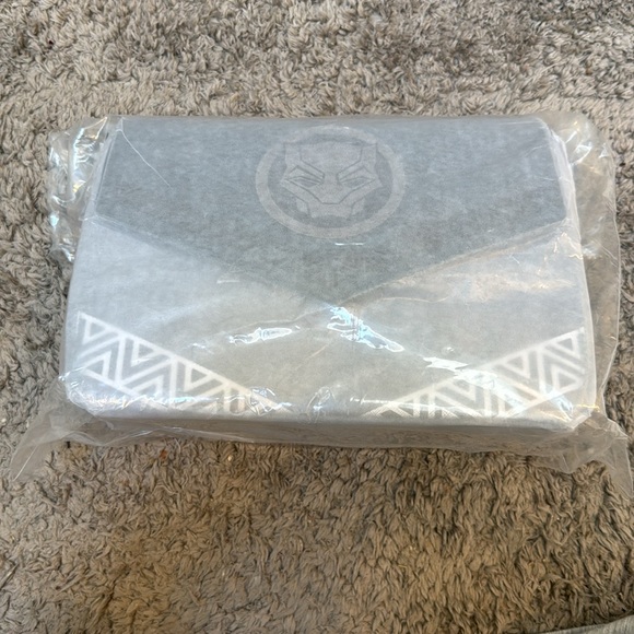 NWT Loungefly Marvel Black Panther Wakanda Forever Cross Body Bag - Picture 2 of 4